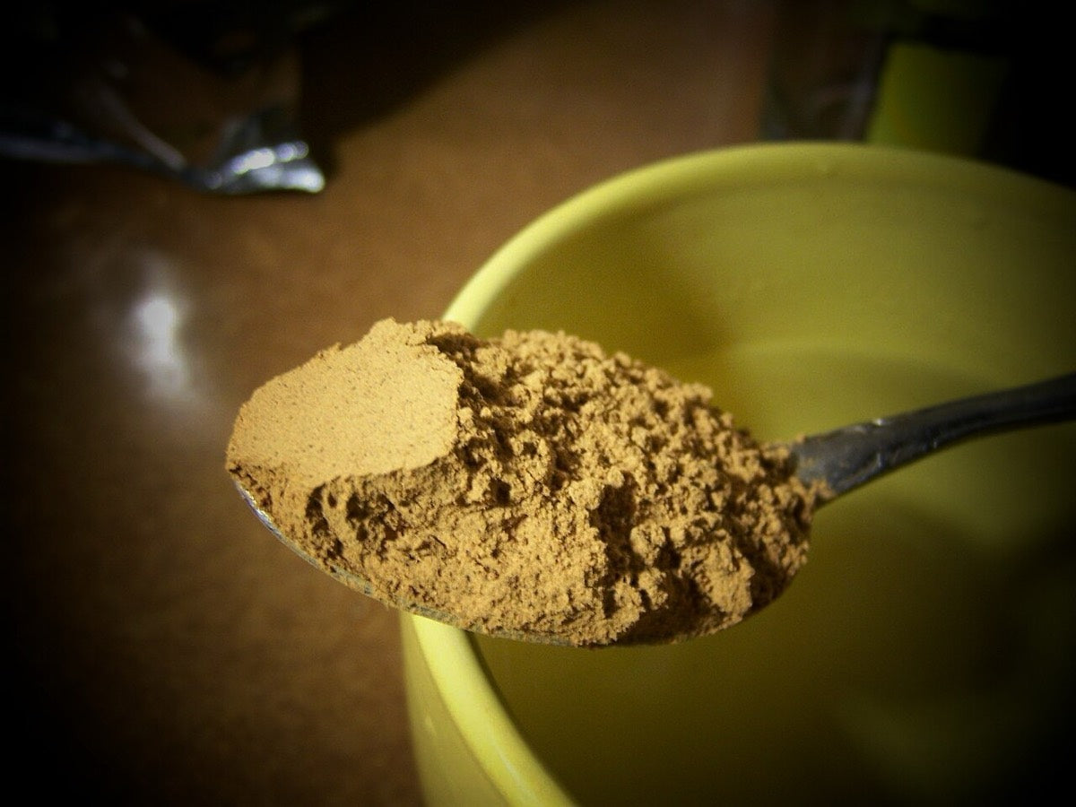 Un cucchiaio di guaranà in polvere
